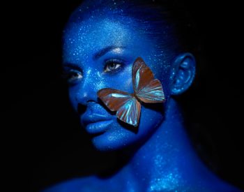 fashion-model-woman-with-blue-butterfly-OPTIMIZADA