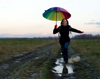 young-emotional-woman-with-an-umbrella-on-a-walk-OPTIMIZADA