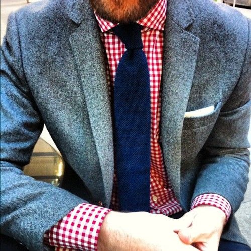Opte por una corbata lisa para atenuar el impacto del estampado en la camisa.