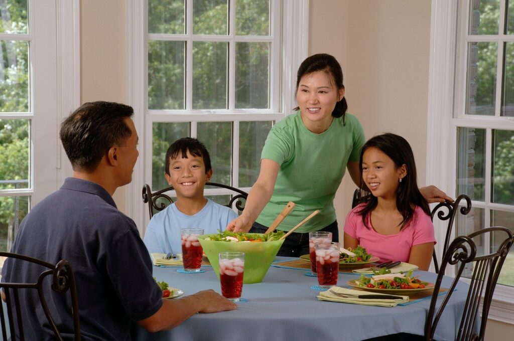 Un ejemplo básico y que siempre han tomado en cuenta los padres es no colocar los codos en la mesa, esto representa un gesto de mal gusto